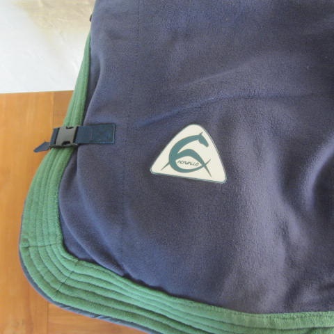 FLEECE DEKEN MET NEK FLEECE DEKEN MET NEK